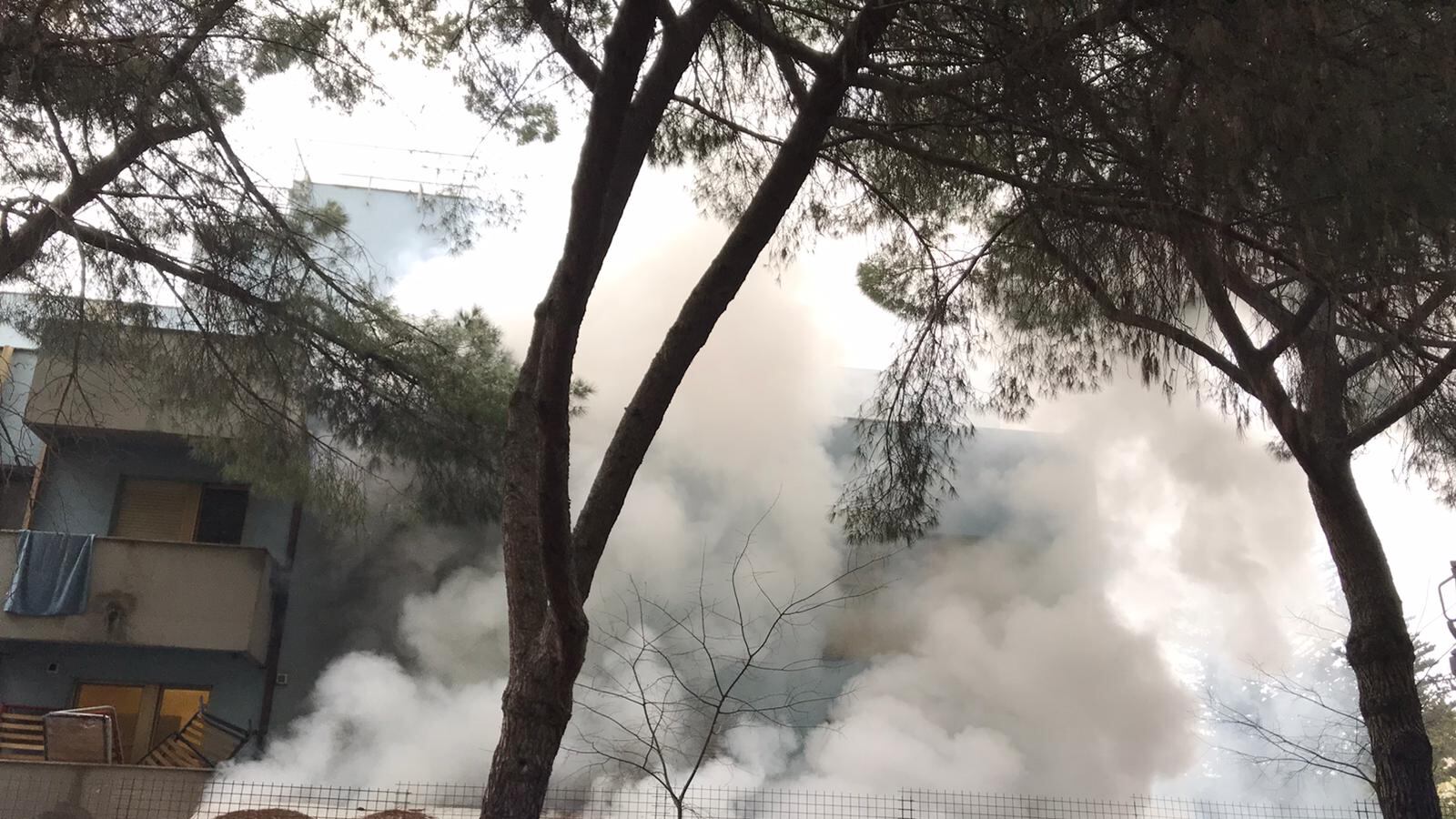 La rivolta dei migranti in quarantena, per uscire danno fuoco al centro d'accoglienza