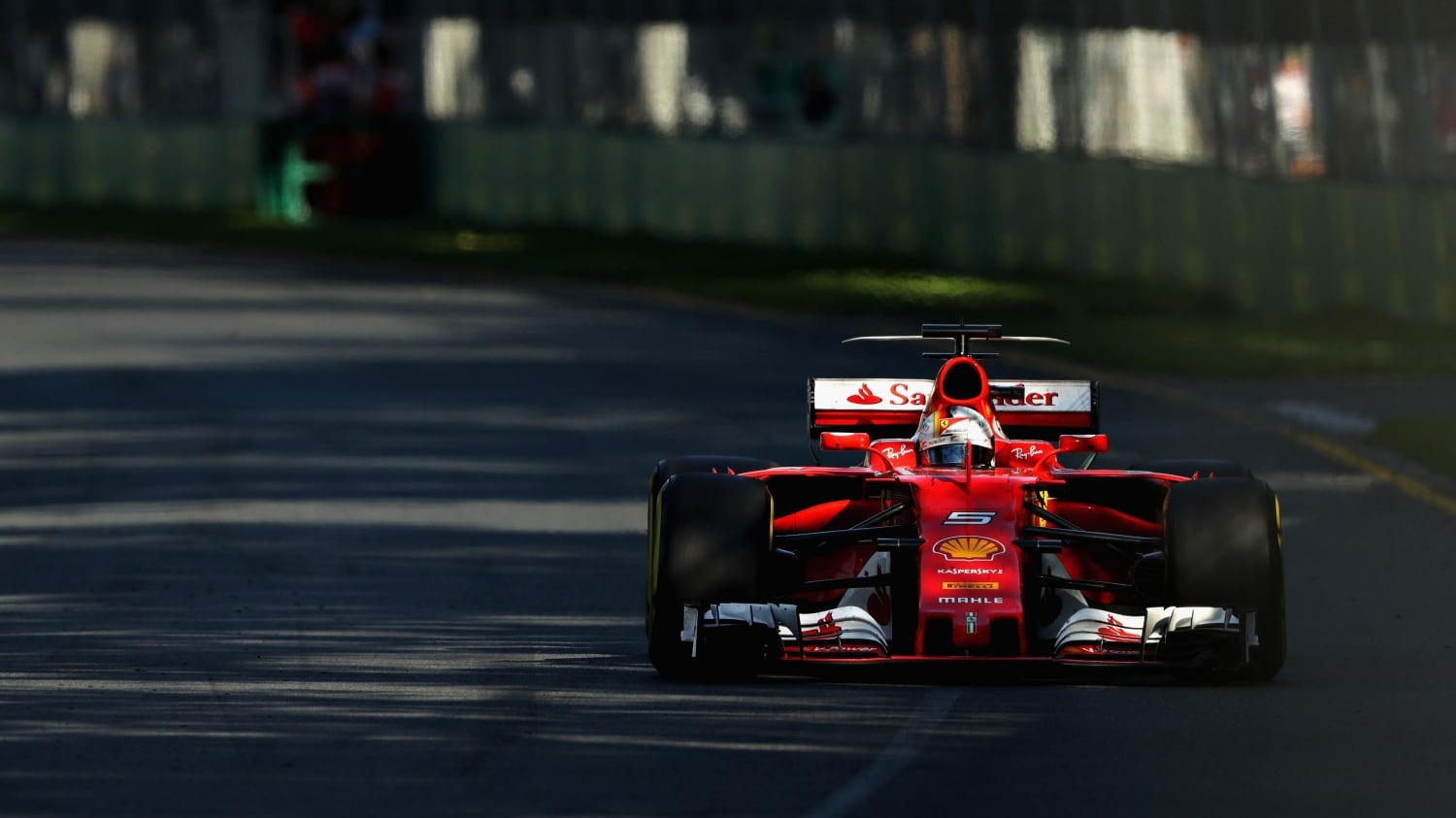 Gp Sochi, la prima fila è rossa Vettel in pole, dietro c'è Kimi