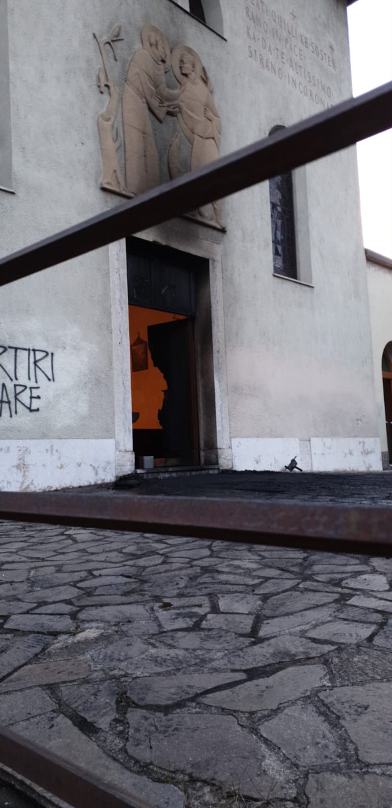 Rovereto, incendiato il portone della chiesa che ospitò il presepe anti-abortista 4