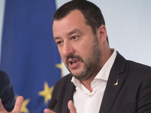 Salvini vuole il grembiule obbligatorio a scuola: "Così tutti i bimbi sono uguali"
