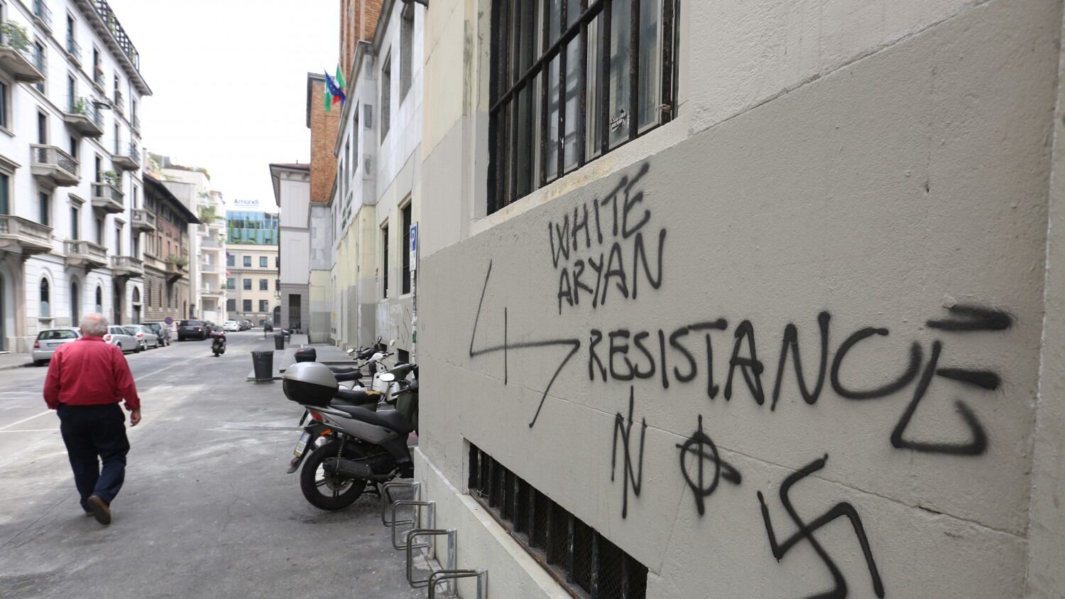 Svastiche e scritte naziste al liceo Parini, indaga la Digos