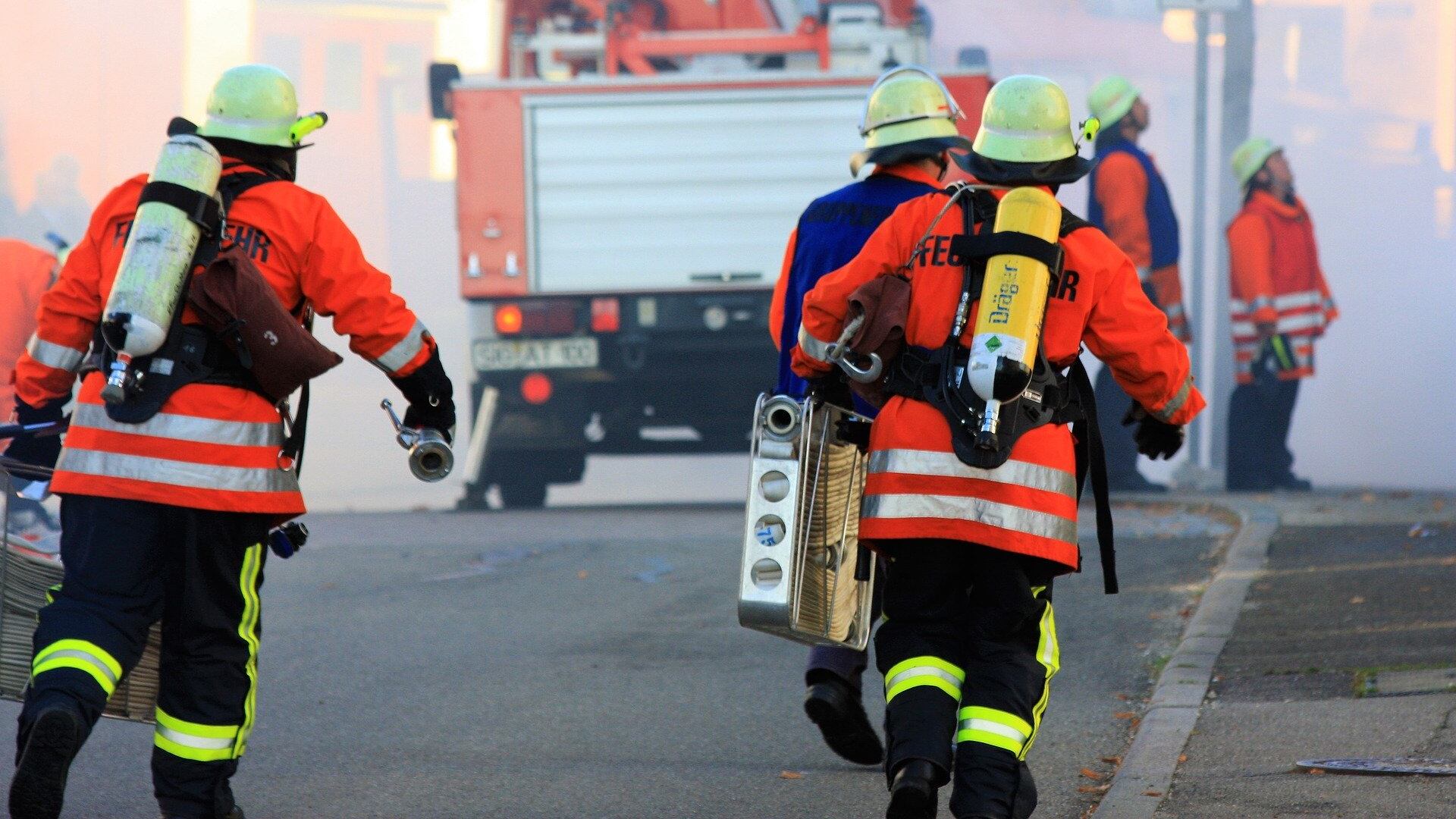 L'aereo si schianta sul parà con la tuta alare. Le fiamme e la caduta: morto anche il pilota