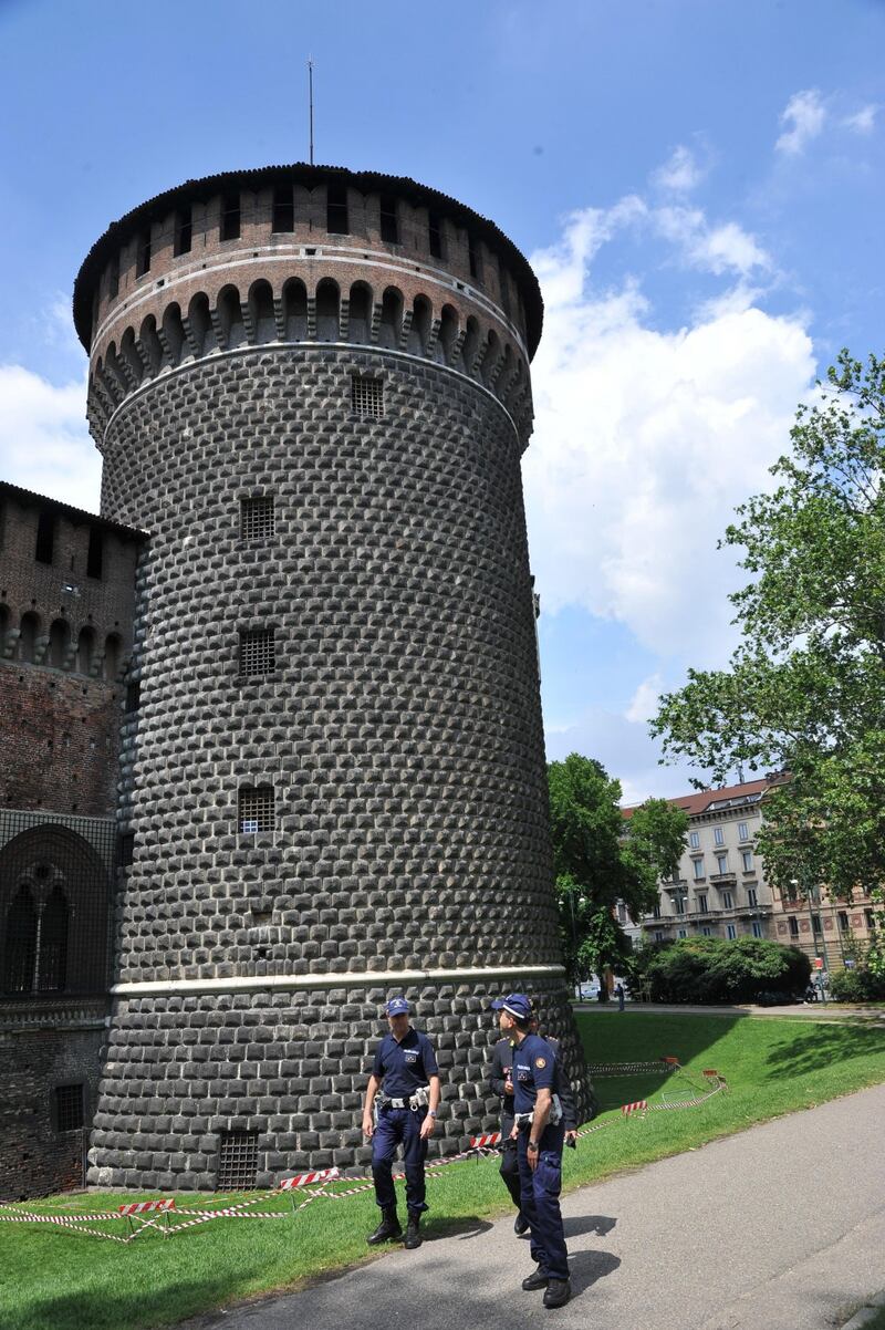 Crollano frammenti della torre: paura al Castello Sforzesco 12