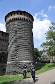 Crollano frammenti della torre: paura al Castello Sforzesco 12