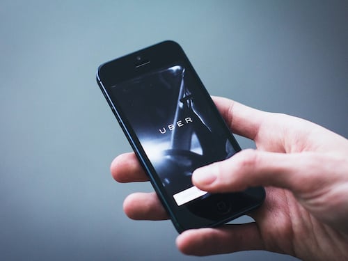 Autista Uber salva una ragazza fingendosi il suo fidanzato