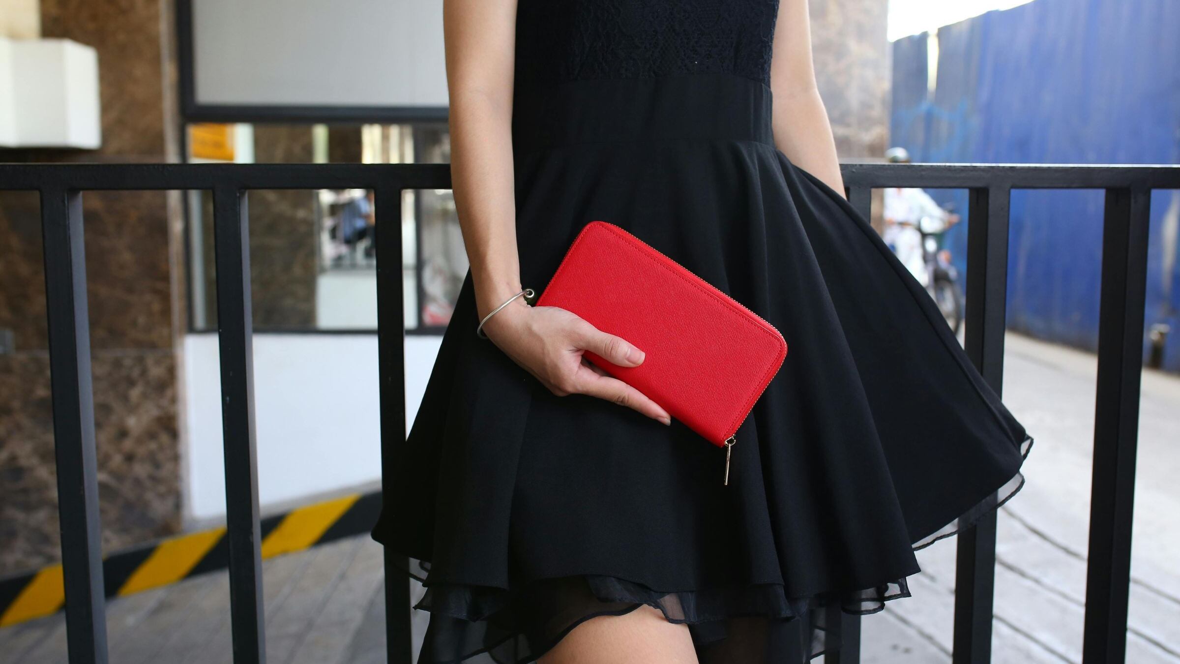 Moda, indossare con stile il nero d'estate: 4 outfit perfetti