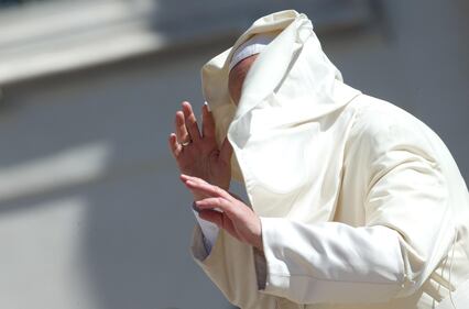 Papa Francesco litiga con il vento a San Pietro 8