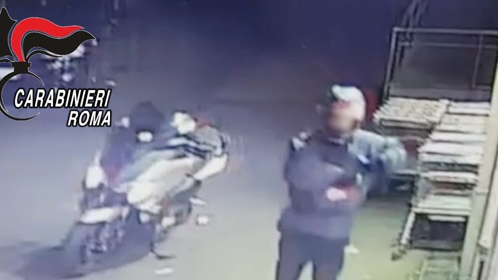 Evade dai domiciliari e rapina un supermercato con due complici