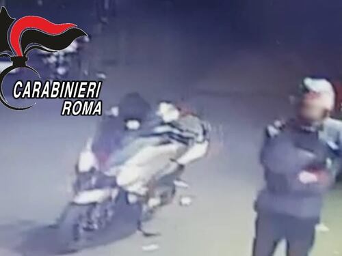 Evade dai domiciliari e rapina un supermercato con due complici