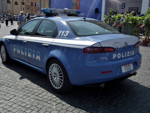 "Aiuto, c'è un ladro in casa", chiama i poliziotti e li accoltella