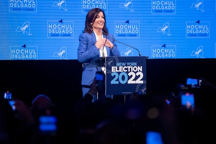 Kathy Hochul, Governatrice di New York, prima donna a vincere un'elezione nella Grande Mela