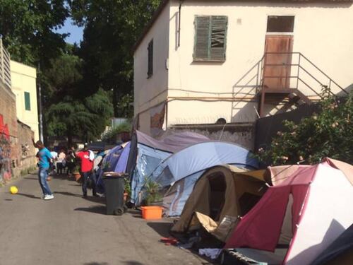 Migranti nella tendopoli abusiva: degrado alla stazione Tiburtina