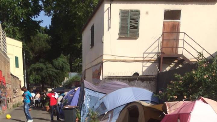 Migranti nella tendopoli abusiva: degrado alla stazione Tiburtina