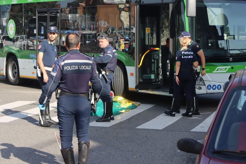 Ancora un incidente mortale a Milano, morto un uomo di 48 anni: le immagini 8