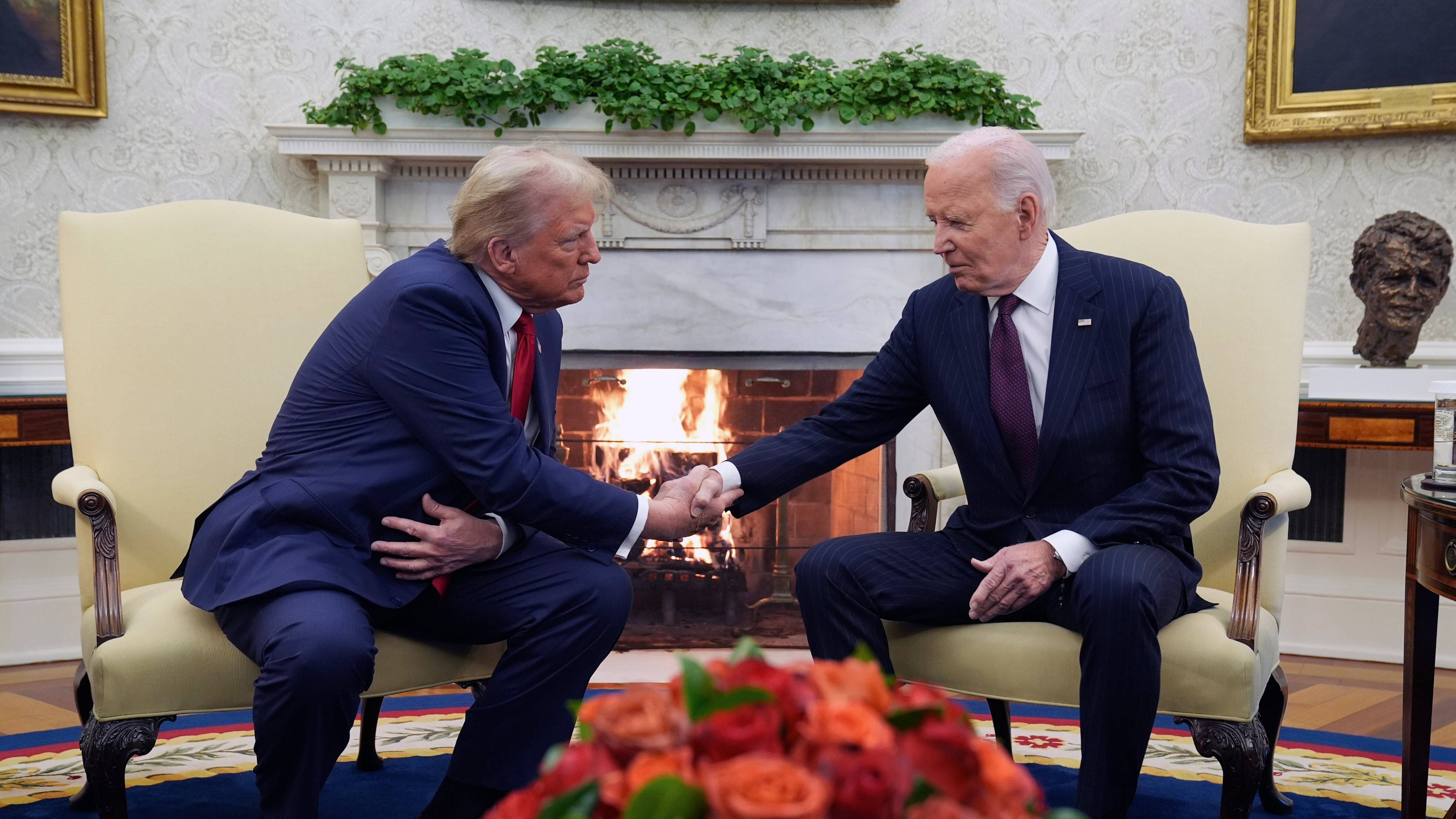 "La transizione sarà il più liscia possibile". L'incontro tra Trump e Biden alla Casa Bianca