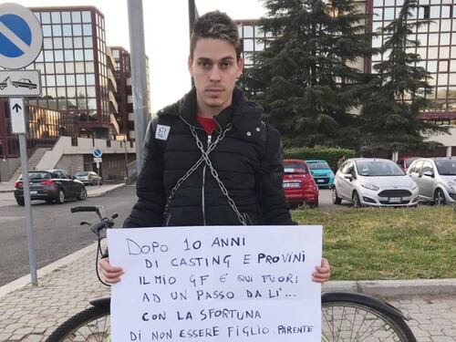 Grande Fratello, escluso da dieci anni si incatena a Cinecittà