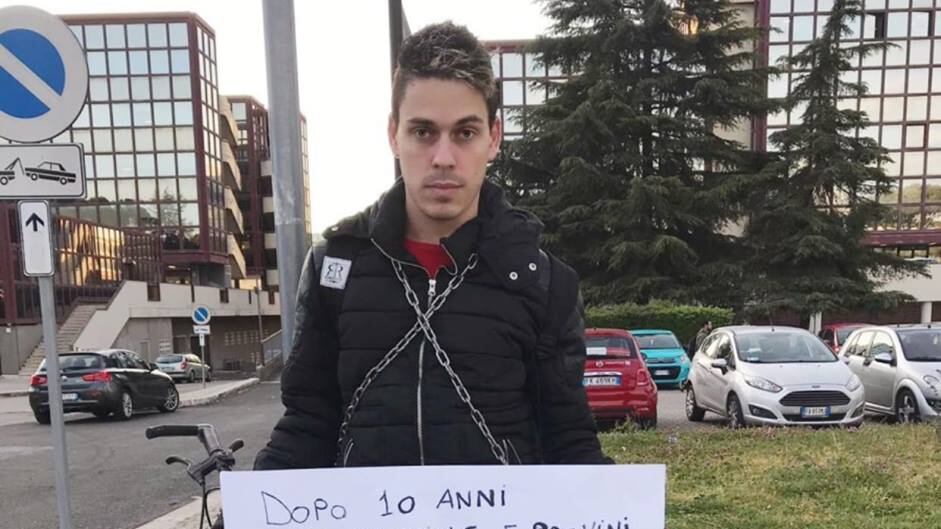 Grande Fratello, escluso da dieci anni si incatena a Cinecittà