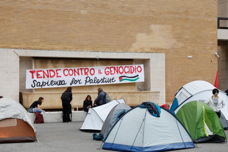 Tende anti-Israele alla Sapienza: il campeggio dei collettivi rossi 5