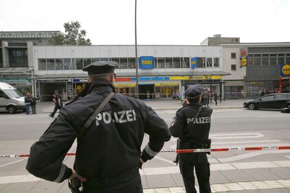 Amburgo, uomo accoltella i clienti di un supermercato 4
