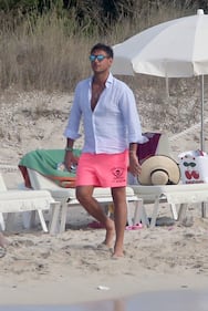 Valeria Marini, strip e bikini stellare a Formentera 23