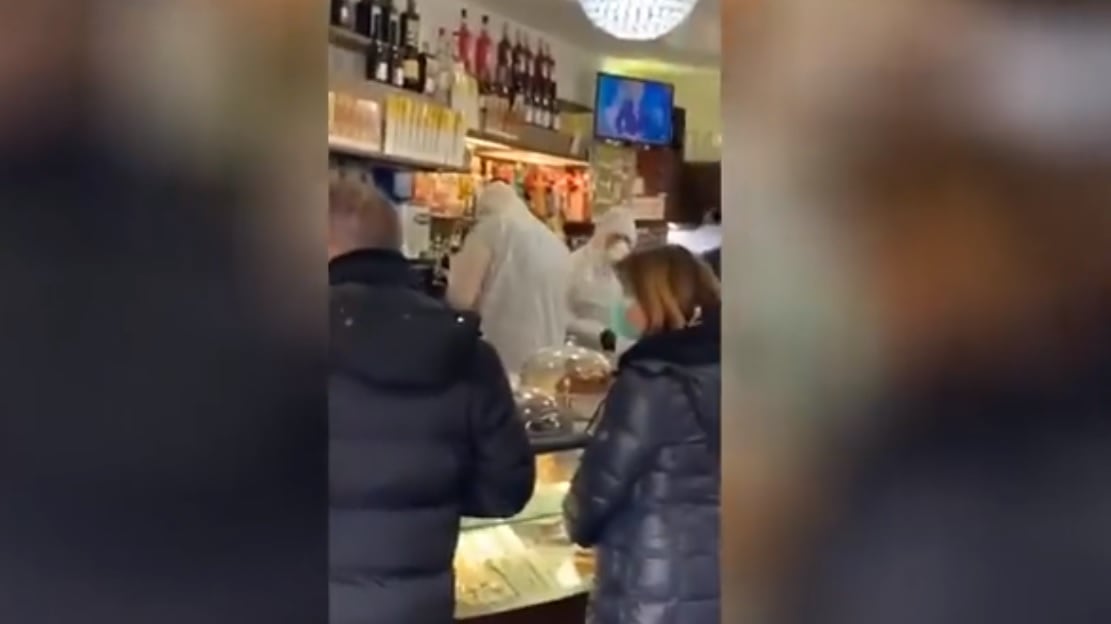 Al bar con tute e mascherine: la provocazione all'Esquilino