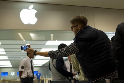 Tutti in coda agli Apple store 11