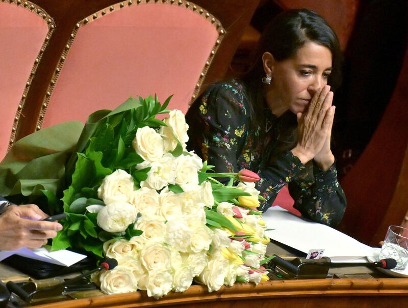 I fiori in Senato sullo scranno di Berlusconi 4