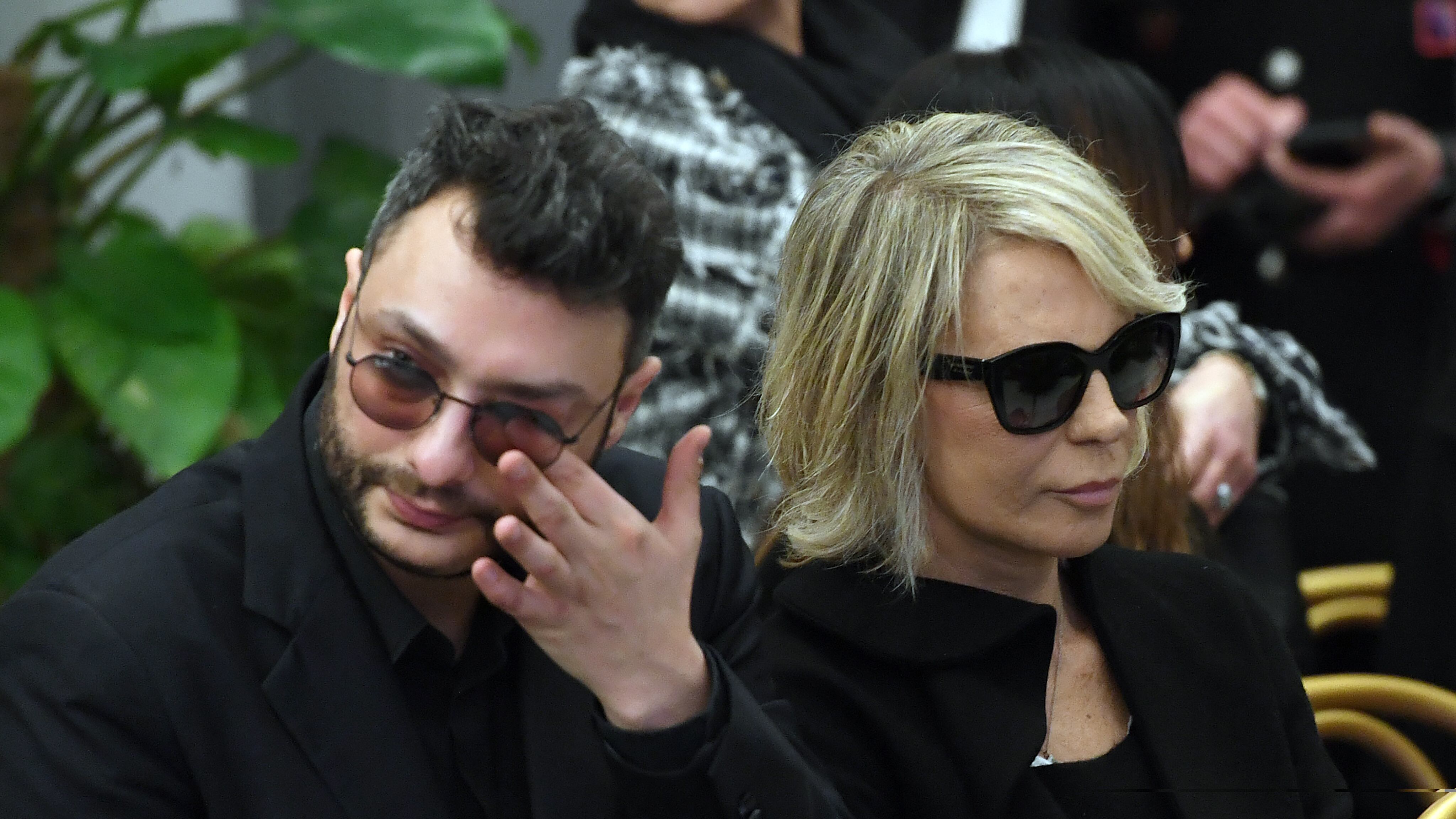 Famiglia, politici, vip e tanta gente comune. Un tributo a Costanzo
