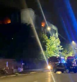 Milano, vasto incendio in edificio occupato da clandestini 3