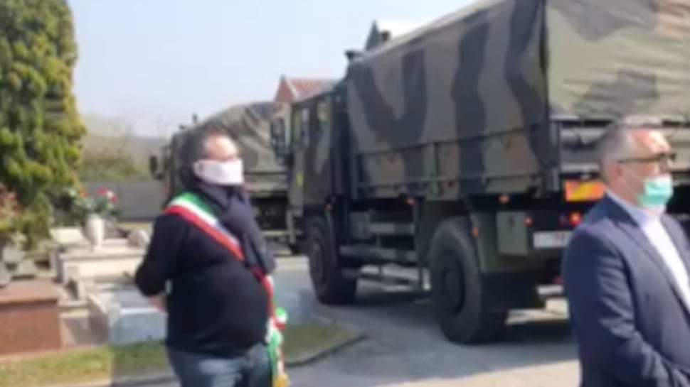 Virus, sindaco onora le salme di Bergamo. Pd choc: "Carovana di morti"