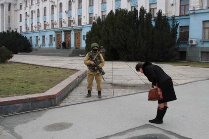 I soldati pattugliano la capitale della Crimea 6