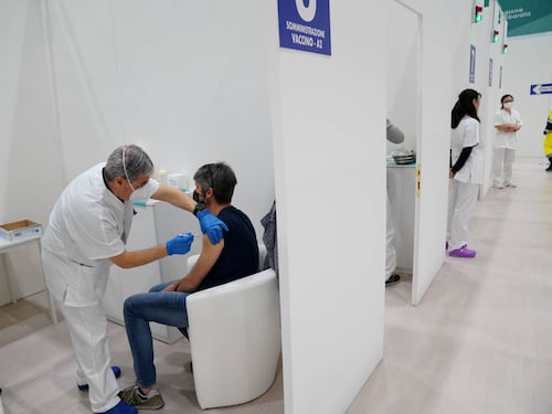 Vaccini, "avanti tutta". Via alle prenotazioni dei 55enni "fragili"