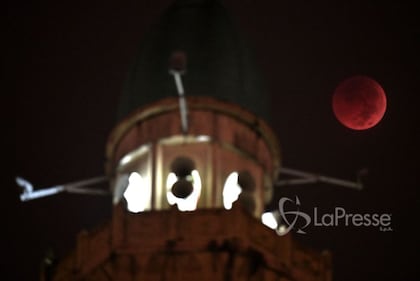 La Luna rossa più lunga del secolo 5