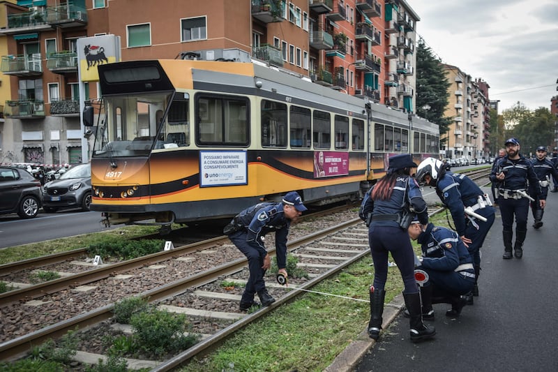 Tragedia a Milano, 14enne travolto e ucciso dal tram 5