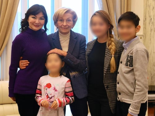 Alma Shalabayeva atterra a Roma con Alua: "Felice, non so se resterò"