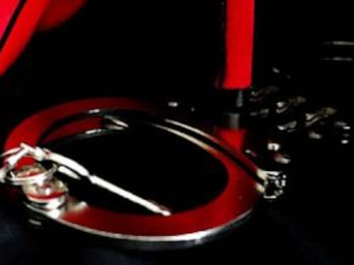 Sex toys esposti in un distributore automatico: esercente multato