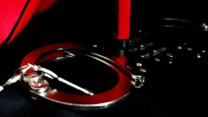 Sex toys esposti in un distributore automatico: esercente multato
