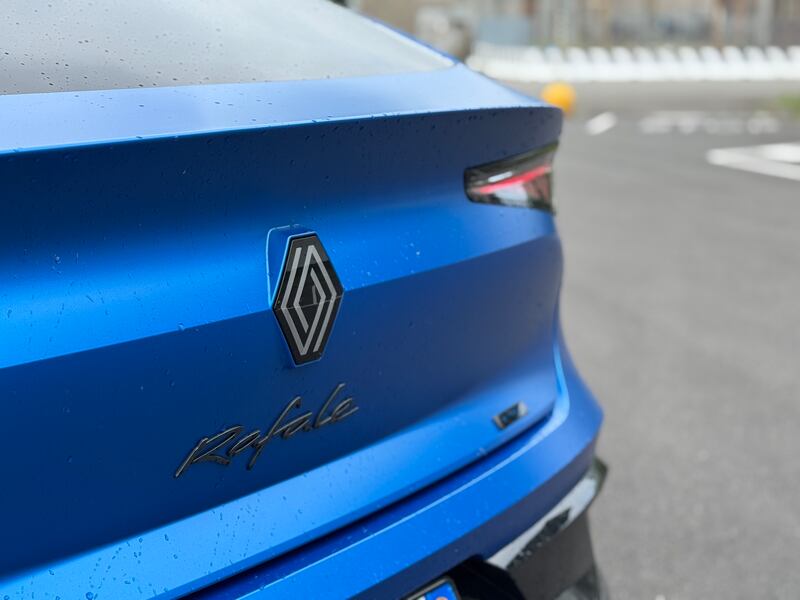 Renault Rafale plug-in: guarda la gallery del suv da 300 CV 8