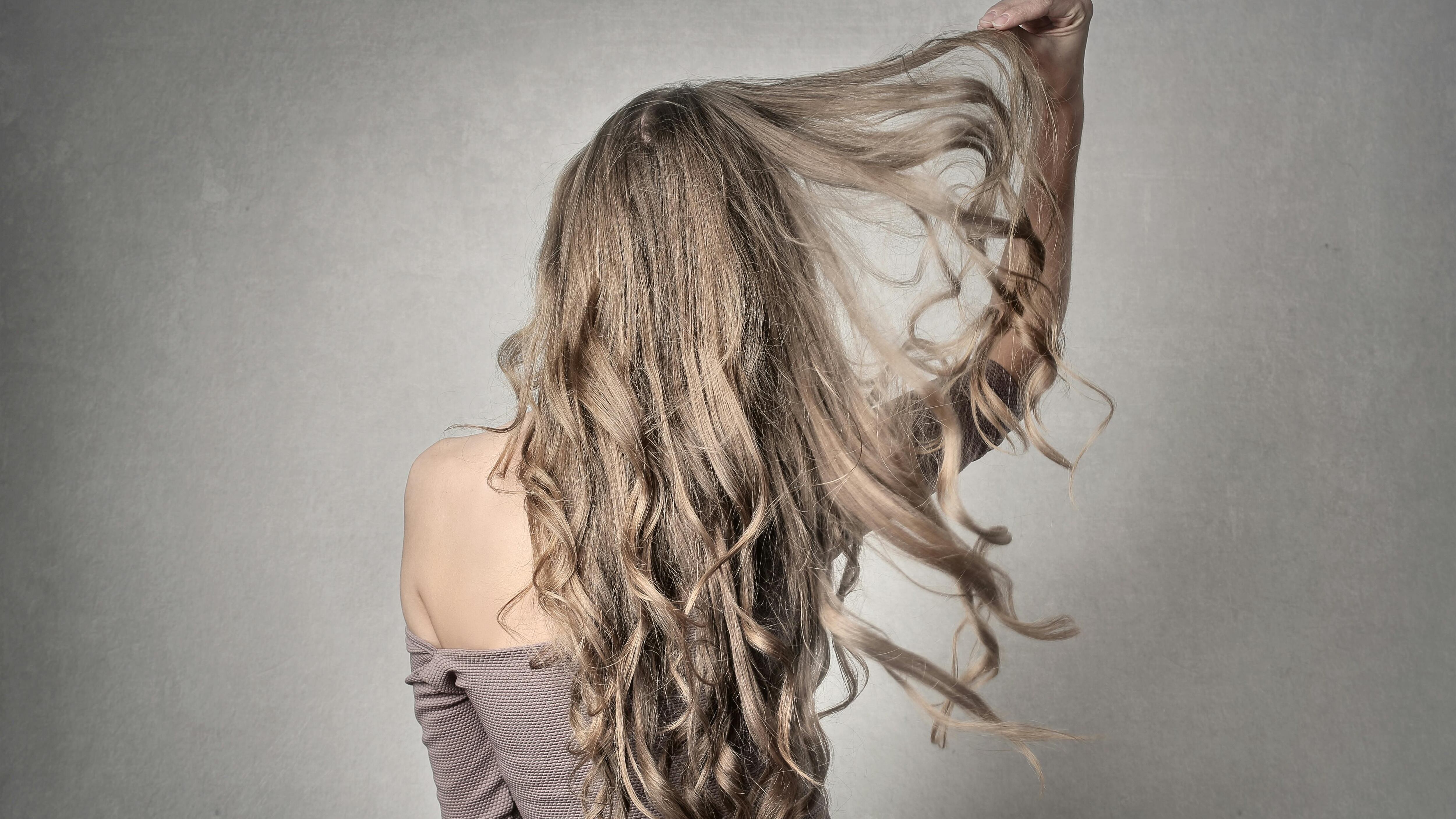 Come prevenire la crescita di capelli bianchi: 7 alimenti da scegliere a tavola