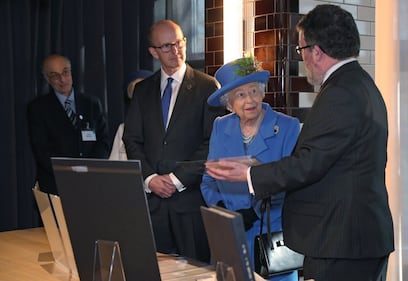 La regina Elisabette in visita alla Watergate House 3