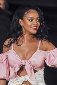 Rihanna, scollatura mozzafiato sul seno 2
