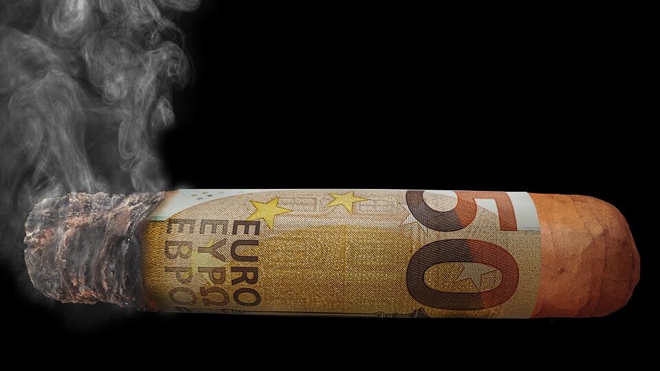 Tra leggi e nuove tasse: addio alla "svapata" libera