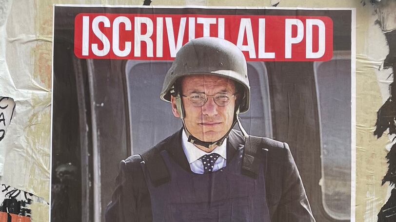 Quei manifesti fake "contro" Letta: il leader Pd contestato pure dalla sinistra
