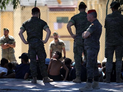 “Vogliamo l’Italia o la Francia”. Tra i migranti dirottati quaggiù - Il reportage di Biloslavo a Ceuta