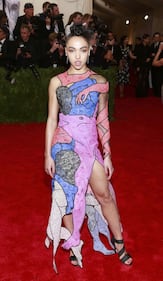 Met Gala, FKA twigs e il vestito col pene 4