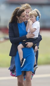 Che capricci, principe George! Tutte le foto alla base militare della Raf e dello "scivolone" sexy di Kate 23
