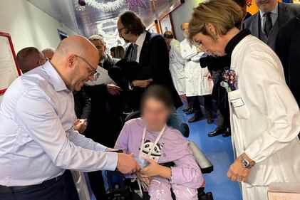 Il presidente della Camera, Fontana, diventa "Babbo Natale" per i giovani pazienti del Policlinico Gemelli 4