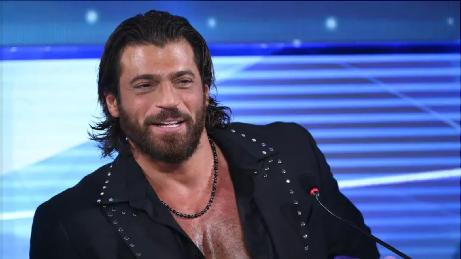 Can Yaman imbranato e tanti show "scorretti"