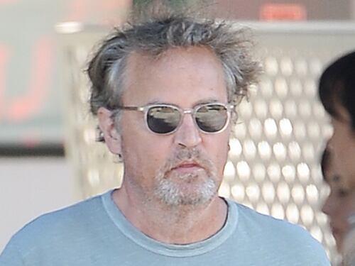 "Arrestati due medici e l'assistente personale". Svolta sulla morte di Matthew Perry