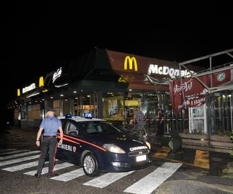 Crolla gazebo di McDonald's: un bimbo ferito 1